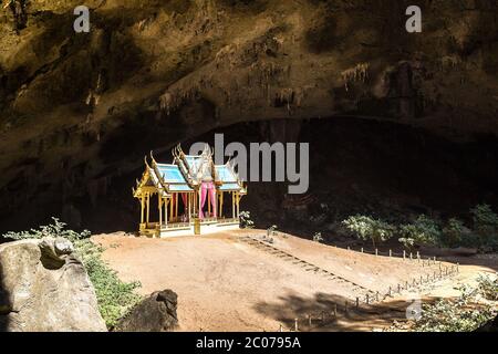 Padiglione reale nella grotta di Phraya Nakorn, Parco Nazionale Khao Sam Roi Yot, Thailandia in una giornata estiva Foto Stock