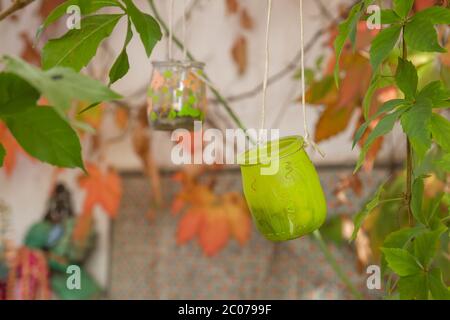 Vaso di vetro verde riciclato come lampada da giardino decorativa Foto Stock