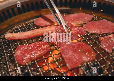 Carne giapponese fresca e deliziosa, grigliata su un grill a carbone di legno da vicino Foto Stock