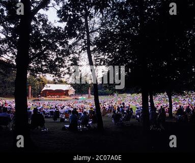 Vista dagli alberi alla piattaforma e al pubblico. Crystal Palace Bowl, LONDRA, Regno Unito. Architetto: Ian Ritchie Architects, 1996. Foto Stock