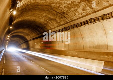 Auto Light Trails nel tunnel MacArthur Foto Stock