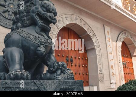 Statua del Leone di fronte al Tempio Jing An a Shanghai Cina Foto Stock