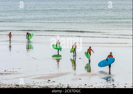 Garretstown, West Cork, Irlanda. 11 Giugno 2020. Nonostante i venti di forza di Gale, sia i locali che i turisti sono andati alla spiaggia di Garrettstown oggi. Credit: Notizie dal vivo di AG/Alamy Foto Stock