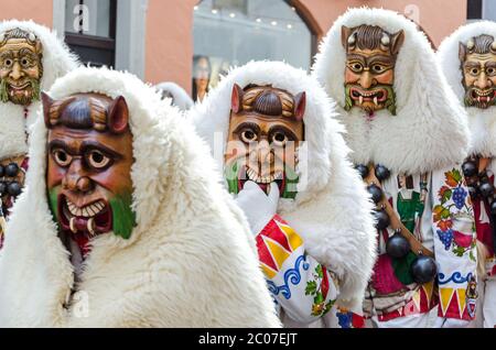 Costumi e maschere tipici di carnevale in una sfilata tradizionale nel sud della Germania Foto Stock