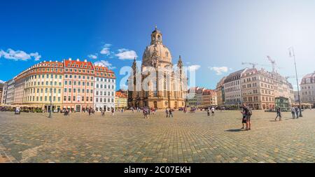 Vista panoramica del centro storico, della Chiesa di nostra Signora (Frauenkirche) e piazza Neumarkt nel centro di Dresda in estate con cielo blu, Germania, de Foto Stock