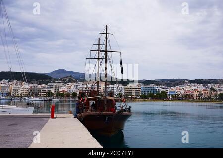 RETHYMNO, L'ISOLA di CRETA, GRECIA - 30 MAGGIO 2019: Nave turistica pirata di Santa Maria nel porto di Rethymno Foto Stock
