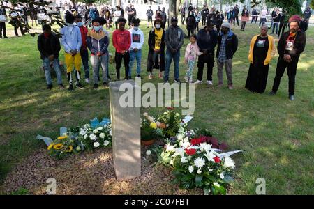 11 giugno 2020, Sassonia-Anhalt, Dessau-Roßlau: I partecipanti ad una cerimonia di commemorazione si trovano insieme nel parco cittadino di Dessau. Ricordano il mozambicano Alberto Adriano, 39 anni, che fu sconfitto dai neo-nazisti a Dessau il 11.06.2000. Morì per le sue ferite tre giorni dopo. Foto: Sebastian Willnow/dpa-Zentralbild/dpa Foto Stock