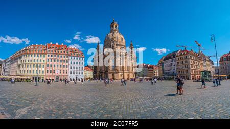 Vista panoramica del centro storico, della Chiesa di nostra Signora (Frauenkirche) e piazza Neumarkt nel centro di Dresda in estate con cielo blu, Germania, de Foto Stock