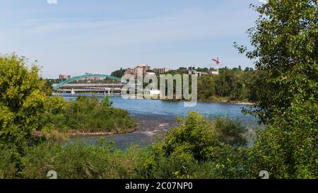 Vista dello skyline di calgary dal Bow Riverbanks, Alberta, Canada Foto Stock