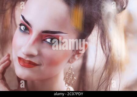 Close up ritratto stilizzato di una geisha giapponese con luminosi compongono Foto Stock