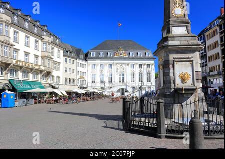 Bonn, Germania – 11 giugno 2020: Antico municipio con persone non identificate in una serata di sole a giugno. E' stato costruito in stile rococò dall'architetto di corte Foto Stock