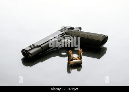 La pistola semiautomatica Hefty 1911 scaricata accanto a 4 proiettili a punta cava è una buona scelta per la protezione domestica dai cremini. Foto Stock