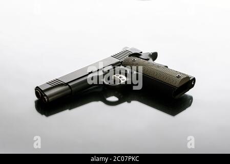 L'artigliatrice semiautomatica 1911, di calibro 45, è una buona scelta per la protezione della casa dai cremisi. Foto Stock