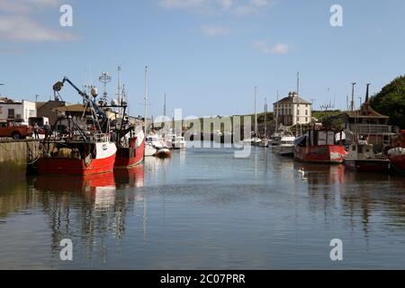 Barche da pesca sul porto di Eyemouth, Gunsgreen House in the Distance, Eyemouth, Scozia, UK, 2017 Foto Stock