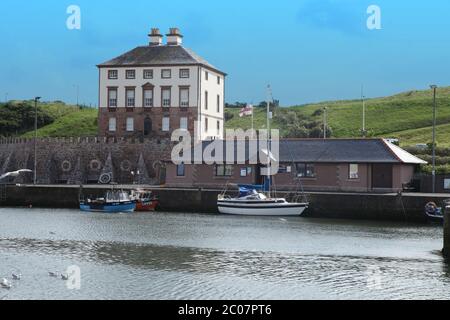 Gunsgreen House si trova sopra la stazione di RNLI Eyemouth Lifeboat, Gunsgreen Quay, Eyemouth, Scozia, Regno Unito, 2017 Foto Stock