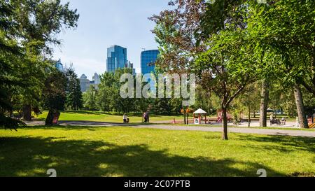 Vista dello skyline di calgary dal Bow Riverbanks, Alberta, Canada Foto Stock