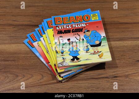 Beano Comic Library No.80 1985 'Little Plum - Injun Guide' accatastato in un mucchio di fumetti di Beano Foto Stock