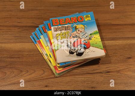 Beano Comic Library No.76 1985 'Rasher - Road Hog' accatastato in un mucchio di fumetti di Beano Foto Stock