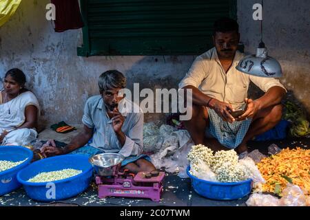 Chennai, Tamil Nadu, India - 2018 agosto: Ritratto di un venditore indiano di fiori nel suo negozio per le strade del mercato dei fiori di Georgetown. Foto Stock