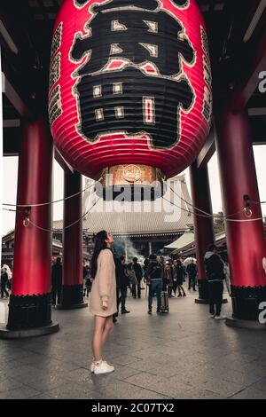 Ragazza sotto una grande lanterna Kaminarimon ad Asakusa Tokyo Giappone Foto Stock