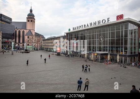 Leerer Bahnhofsvorplatz zur Auswirkung des Coronavirus. Köln, 19.03.2020 Foto Stock