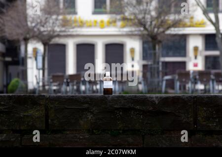 Etanolo-Flasche als Desinfizierungssmittel zur Auswirkung des Coronavirus. Köln, 19.03.2020 Foto Stock