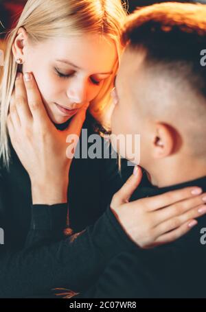 Foto dall'alto di una blonde caucasica e del suo ragazzo che si abbracciano e toccano durante una serata romantica insieme Foto Stock