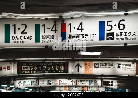 Cartelli di navigazione con linee ferroviarie alla stazione Shinjuku di Tokyo Giappone Foto Stock