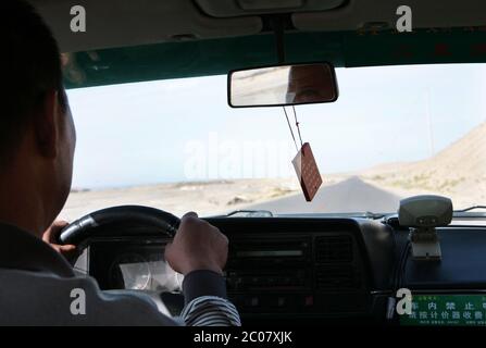 Guida sul bordo del deserto di Gobi vicino a Dunhuang, Cina, Asia. 30/09/2011. Fotografia: Stuart Boulton/Alamy. Foto Stock