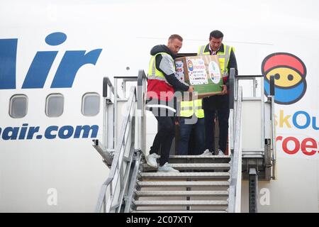 Calum Best (a sinistra) e Tamer Hassan aiutano a scaricare scatole di dispositivi di protezione personale (PPE) da un aereo all'aeroporto Robin Hood di Doncaster, nello Yorkshire del Sud. ??30,000 il valore di PPE è stato donato alla carità Mask Our Heroes, che è stata istituita dall'attore Tamer Hassan sulla scia dell'epidemia di coronavirus per aiutare a fornire i dispositivi di protezione di cui hanno bisogno ai lavoratori della prima linea NHS e della salute. Foto Stock