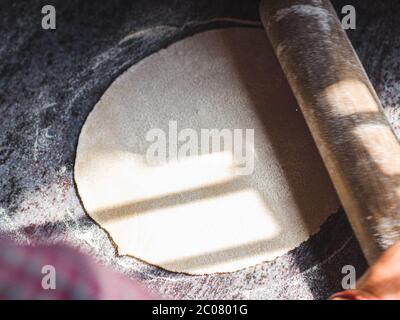 Modo tradizionale di fare roti / Chapati / Tava Roti indiani, in casa indiana. Foto Stock