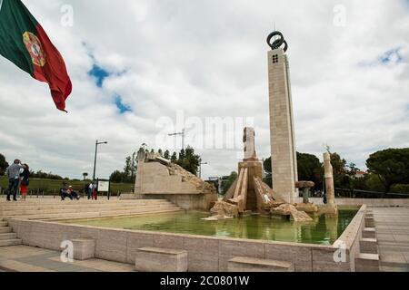 Parco Eduardo VII. Controverso monumento alla rivoluzione 25 de Abril, costruito nel punto panoramico o vista del parco, Lisbona, Portogallo Foto Stock