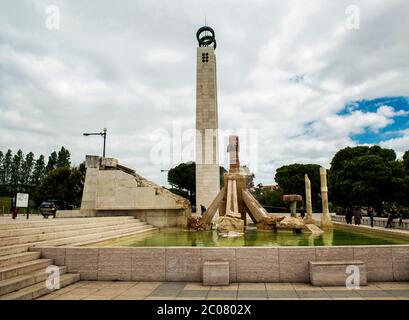 Parco Eduardo VII. Controverso monumento alla rivoluzione 25 de Abril, costruito nel punto panoramico o vista del parco, Lisbona, Portogallo Foto Stock