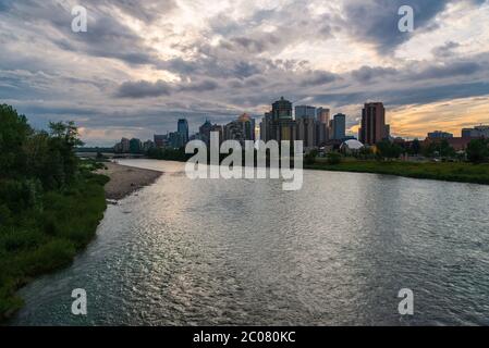 Vista dello skyline di calgary dal Bow Riverbanks, Alberta, Canada Foto Stock