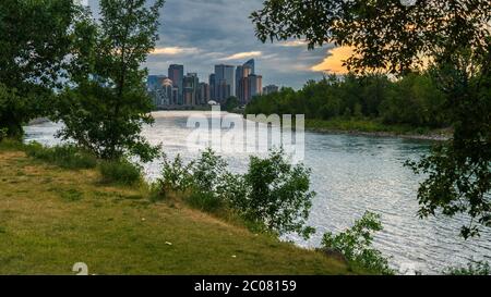 Vista dello skyline di calgary dal Bow Riverbanks, Alberta, Canada Foto Stock