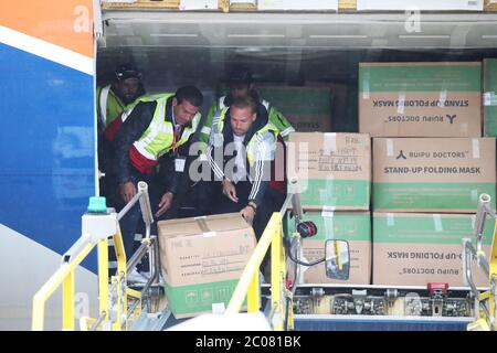 Calum Best (a destra) e Tamer Hassan aiutano a scaricare scatole di dispositivi di protezione personale (PPE) da un aereo all'aeroporto Robin Hood di Doncaster, nello Yorkshire del Sud. ??30,000 il valore di PPE è stato donato alla carità Mask Our Heroes, che è stata istituita dall'imprenditore Matthew McGahan sulla scia dell'epidemia di coronavirus per aiutare a fornire i dispositivi di protezione di cui hanno bisogno ai lavoratori della prima linea NHS e della salute. Foto Stock