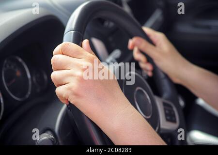 Donna che guida un'auto. Primo piano. Foto Stock