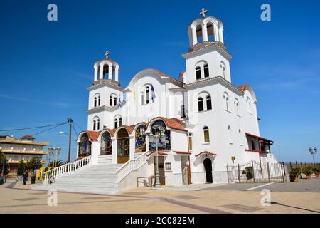 PARALIA KATERINI, GRECIA - 12 APRILE 2015: Chiesa ortodossa greca di San Paraskevi a Paralia Katerini, Grecia. Foto Stock