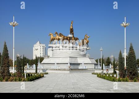 Ashgabat, Turkmenistan - Ottobre, 10 2014: Composizione scultorea per fare cavalli nel parco. Ashkhabad, ottobre 10 2014. Turkm Foto Stock