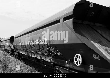 Barry, vale of Glam, Galles. Fotografie in bianco e nero di camion che giacciono inutilizzati sulle rotaie vicino alle vecchie capannoni ferroviarie sul lungomare di Barry Foto Stock