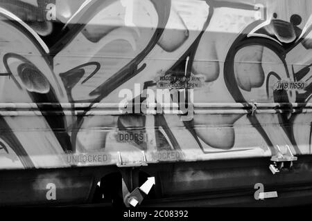 Barry, vale of Glam, Galles. Fotografie in bianco e nero di camion che giacciono inutilizzati sulle rotaie vicino alle vecchie capannoni ferroviarie sul lungomare di Barry Foto Stock