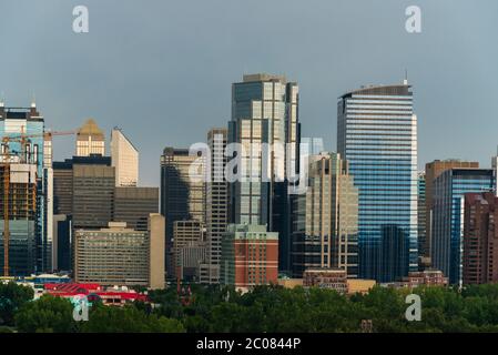 Vista dello skyline di calgary dal Bow Riverbanks, Alberta, Canada Foto Stock