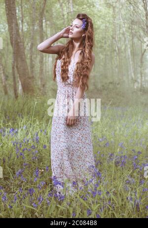 Ritratto artistico di una ragazza in una foresta di mirtileti Foto Stock