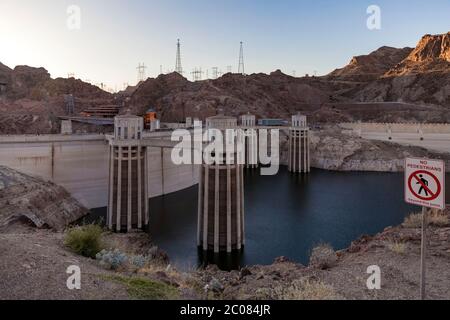 11 ottobre 2017, Black Canyon, Nevada e Arizona, U.S: Hoover Dam è una diga di cemento a gravità-arco nel Black Canyon del fiume Colorado, al confine tra gli Stati Uniti del Nevada e Arizona. Fu costruita tra il 1931 e il 1936 durante la Grande depressione e fu dedicata il 30 settembre 1935 dal presidente Franklin D. Roosevelt. La sua costruzione è stata il risultato di un massiccio sforzo che ha coinvolto migliaia di lavoratori, e costato oltre cento vite. Originariamente conosciuta come Boulder Dam dal 1933, fu ufficialmente ribattezzata Hoover Dam per il presidente Herbert Hoover con una risoluzione comune di Foto Stock