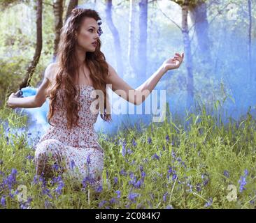 Ritratto artistico di una ragazza in una foresta di mirtileti Foto Stock