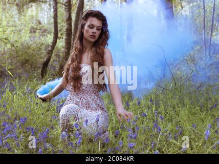 Ritratto artistico di una ragazza in una foresta di mirtileti Foto Stock