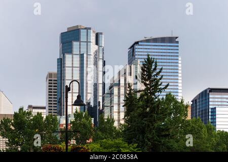 Vista dello skyline di calgary dal Bow Riverbanks, Alberta, Canada Foto Stock