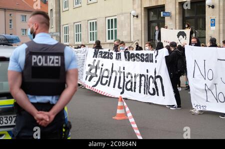 11 giugno 2020, Sassonia-Anhalt, Dessau-Roßlau: Partecipanti ad uno stand dimostrativo di sinistra con striscioni di fronte alla stazione di polizia di Dessau. Ricordano Oury Jalloh della Sierra Leone, morto il 07.01.2005 in questa stazione di polizia. Foto: Sebastian Willnow/dpa-Zentralbild/dpa Foto Stock