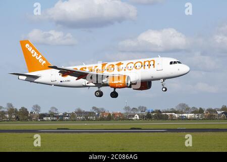 Aeroporto di Amsterdam Schiphol - atterra l'Airbus A319 EasyJet Foto Stock