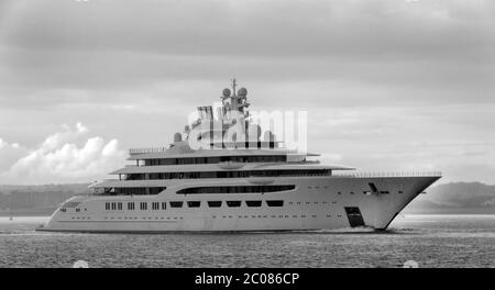 Il più grande superyacht del mondo, Dilbar, lascia Southampton Docks sulla strada per Weymouth Bay, Southampton, Hampshire, Inghilterra, Regno Unito Foto Stock